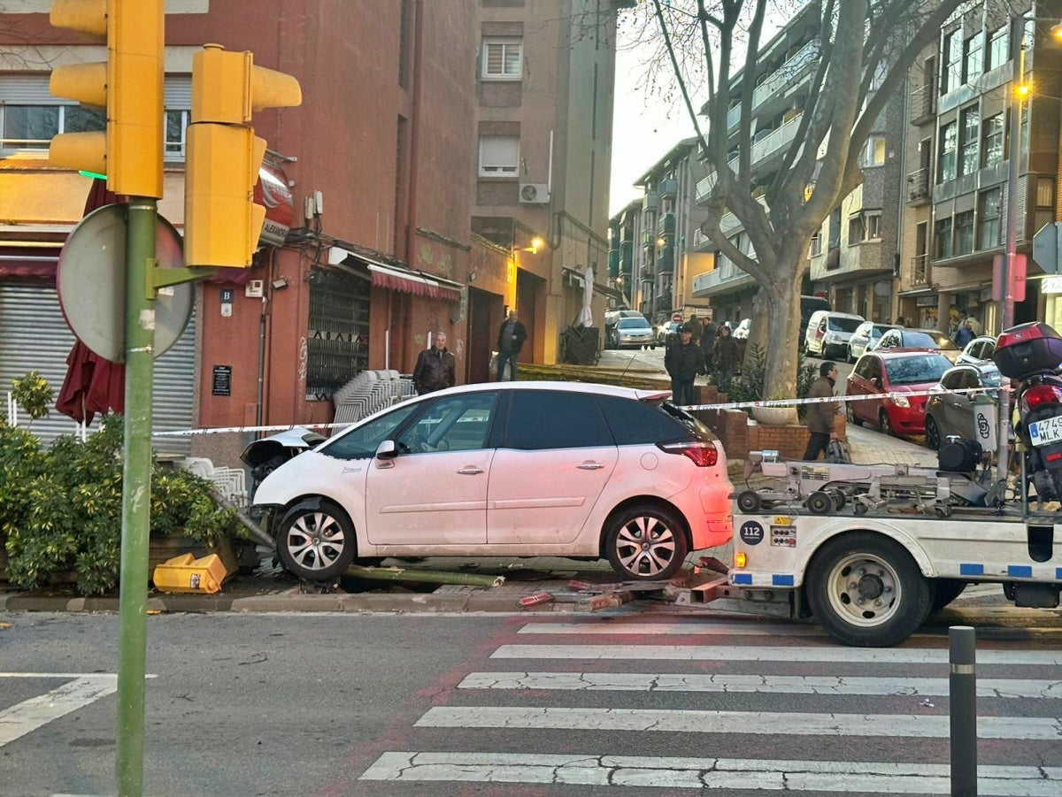 El vehicle estavellat, poc abans de ser retirat per la grua. Autor: J.d.A. 