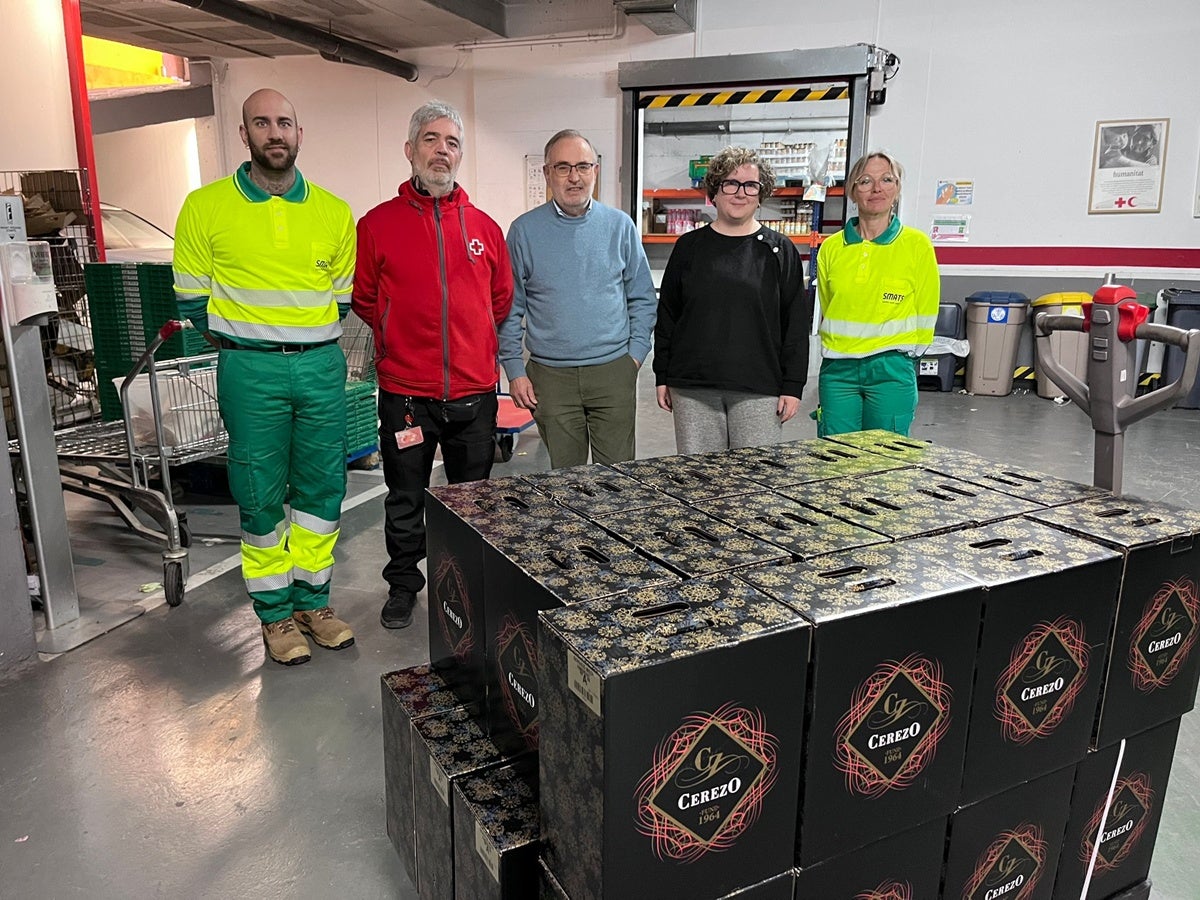 El president de l'Obra Social SMATSA, Ramon Burgués, amb treballadors de l'empresa i membres de Creu Roja. Autor: cedida. 