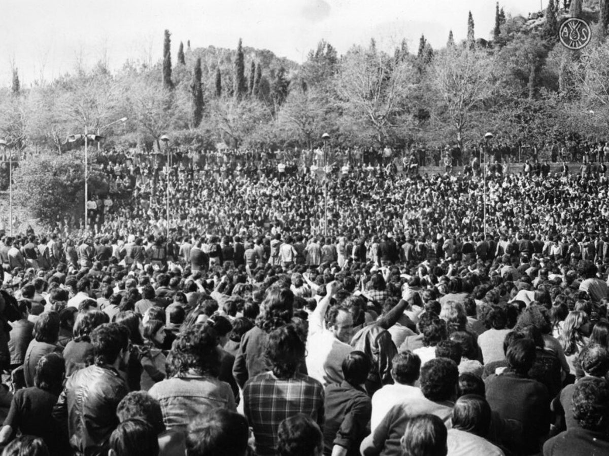 Concentració i assemblea de treballadors a les pistes d’atletisme de Sant Oleguer amb motiu de la vaga general. 26 de febrer de 1976. Font: AHS. 