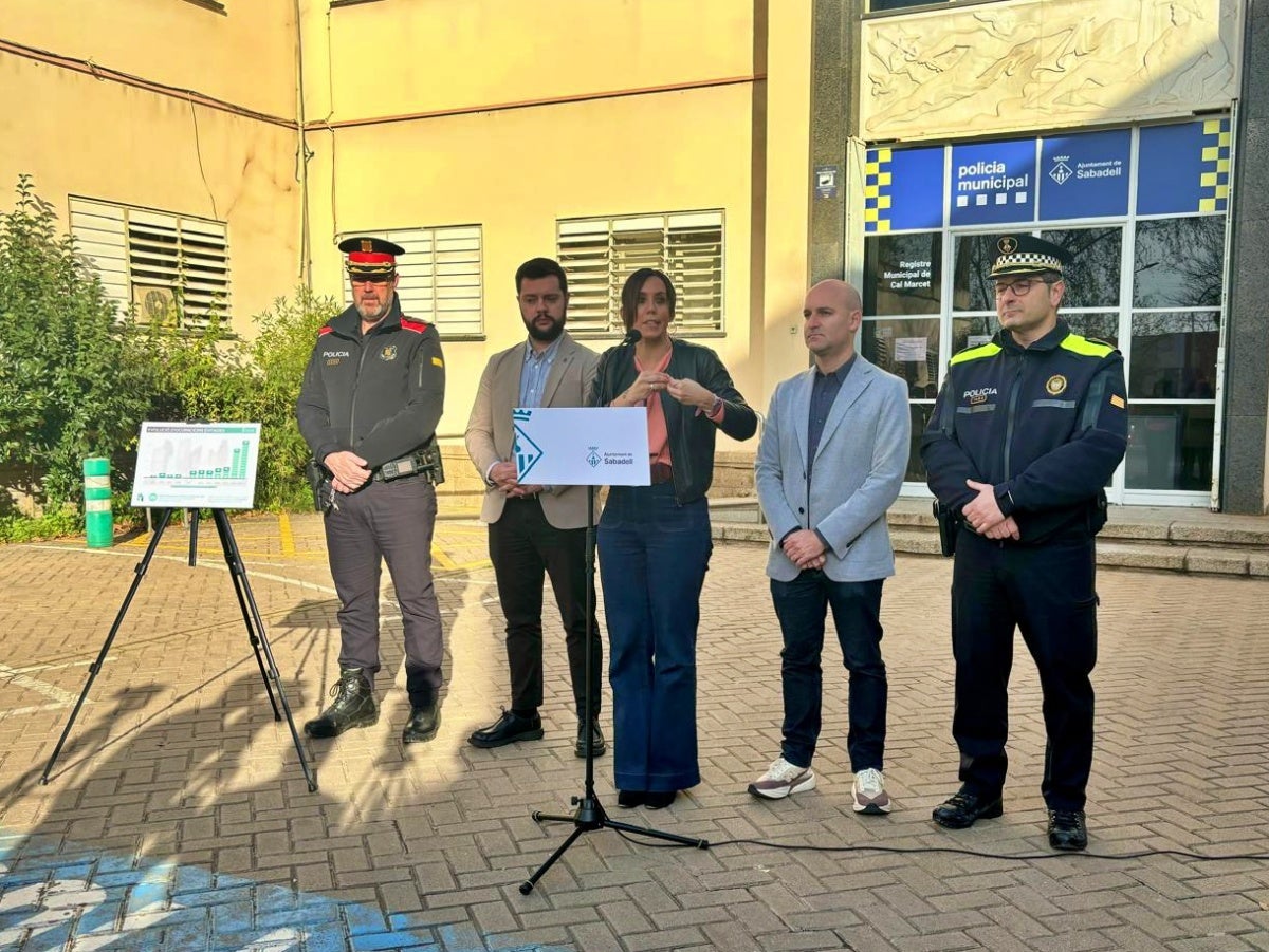L'intendent de Mossos, Enric Cervelló, el tinent d'alcaldessa Eloi Cortés, Marta Farrés, el tinent d'alcaldessa Adrián Hernández, i el cap de la Policia Municipal, Daniel Corral, a la comissaria de Can Marcet, aquest matí. Autor: J.d.A. 