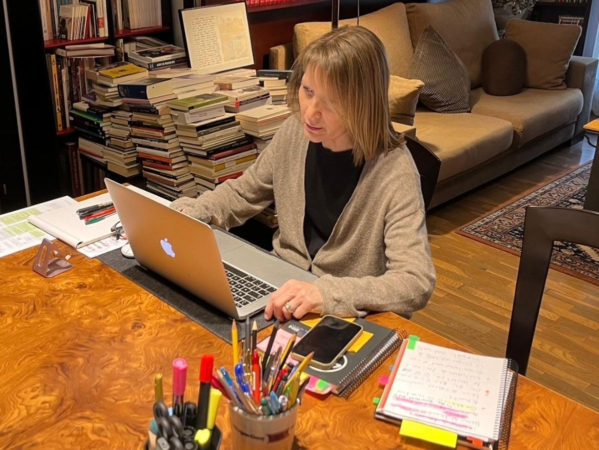 La voluntària del Telèfon de l'Esperança Nini, des del seu domicili. Autor: cedida. 