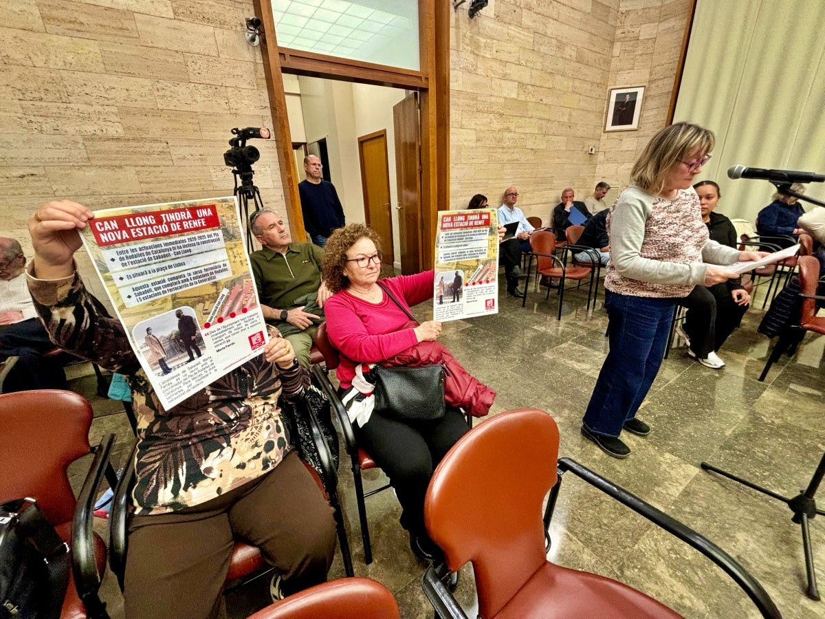 Membres de les entitats veïnals de Can Llong intervenint al ple de febrer de 2026. Autor: J.d.A. 