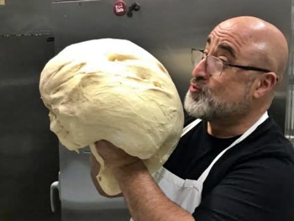 Isaac Partera, amb una de les masses de la seva pastissera, fa uns mesos. Autor: Forn Sant Marc via Instagram. 