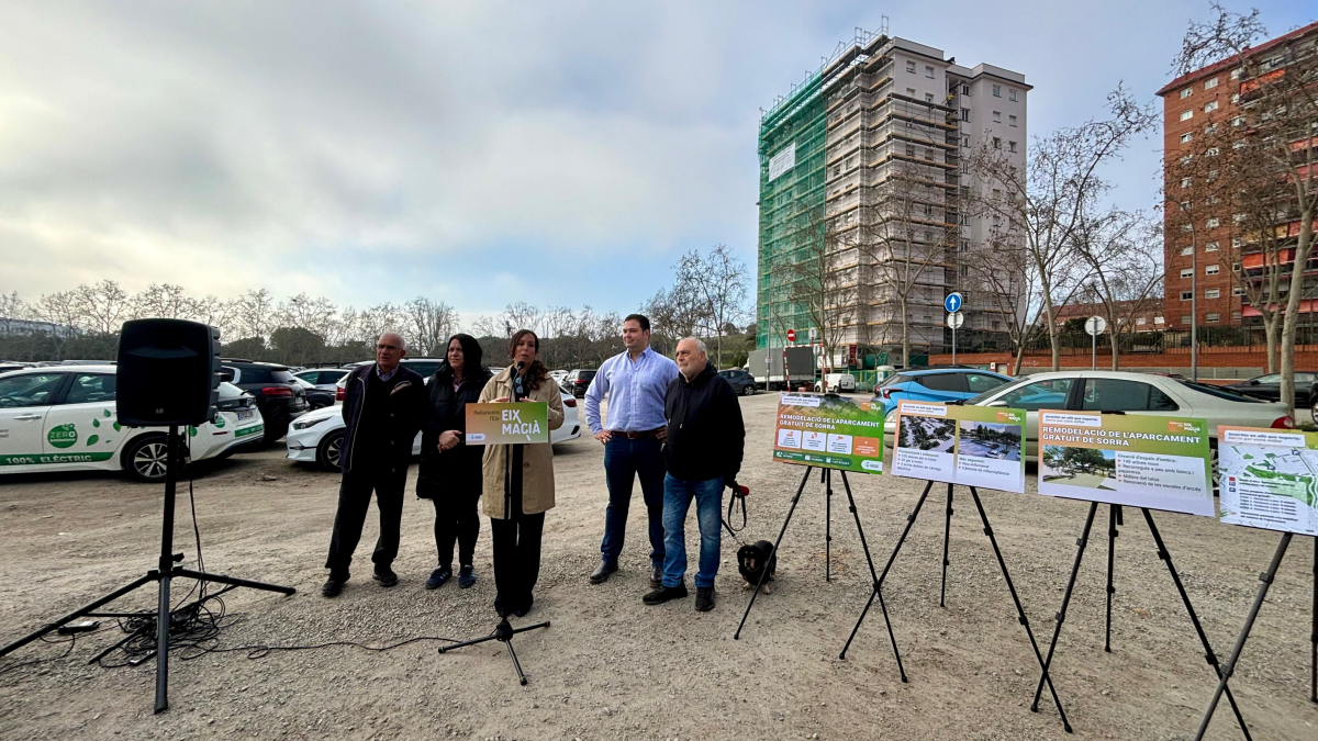 Farrés, amb membres del govern i de les associacions de veïns, presentant l'inici d'obres. Autor: J.d.A. 