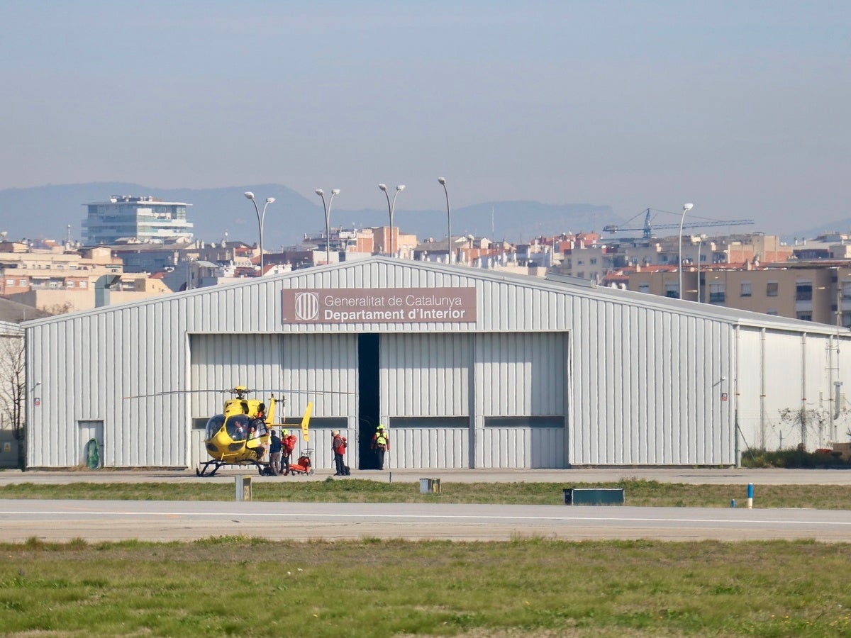 Hangar dels serveis d'emergències de la Generalitat, amb un helicòpter dels Bombers, a l'Aeroport de Sabadell. Autor: ACN.