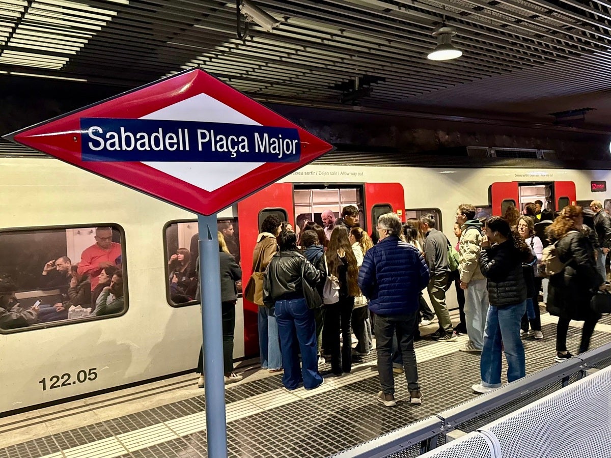 Usuaris accedint a un tren de FGC, aquest matí. Autor: ACN.