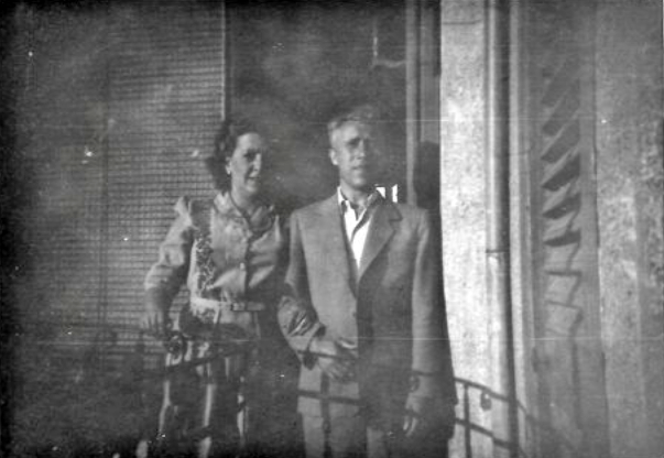 Emília Niubó i Conrad Crespí a casa seva a Sabadell al poc de tornar de l'exili (setembre 1946).