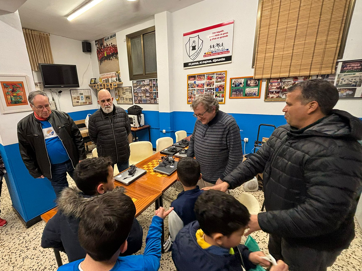 Entrega d’ordinadors reutilitzats al Club Marina Pou. Autor: Lucía Mardones