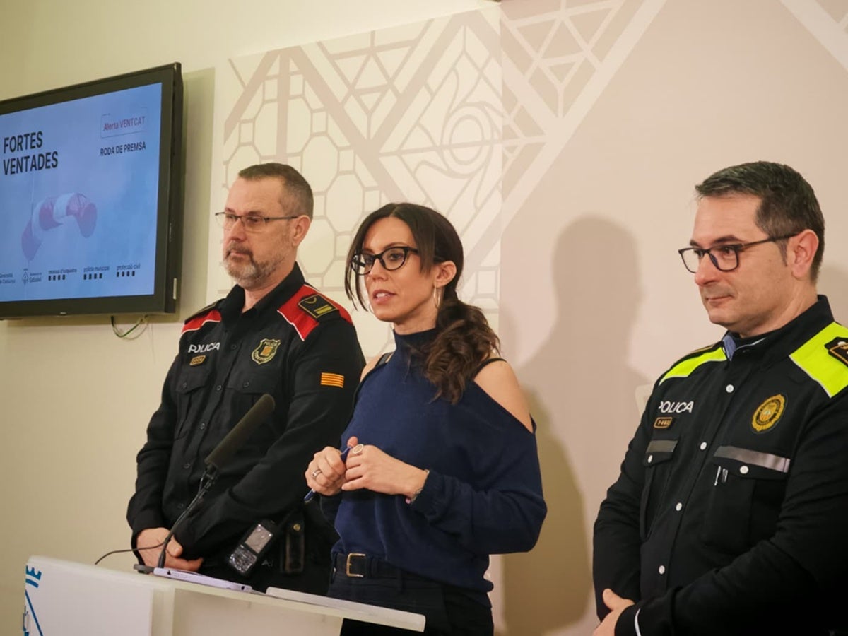 Farrés, acompanyada del cap de Mossos i Policia Municipal, fent balanç de la ventada. Autor: Albert P.