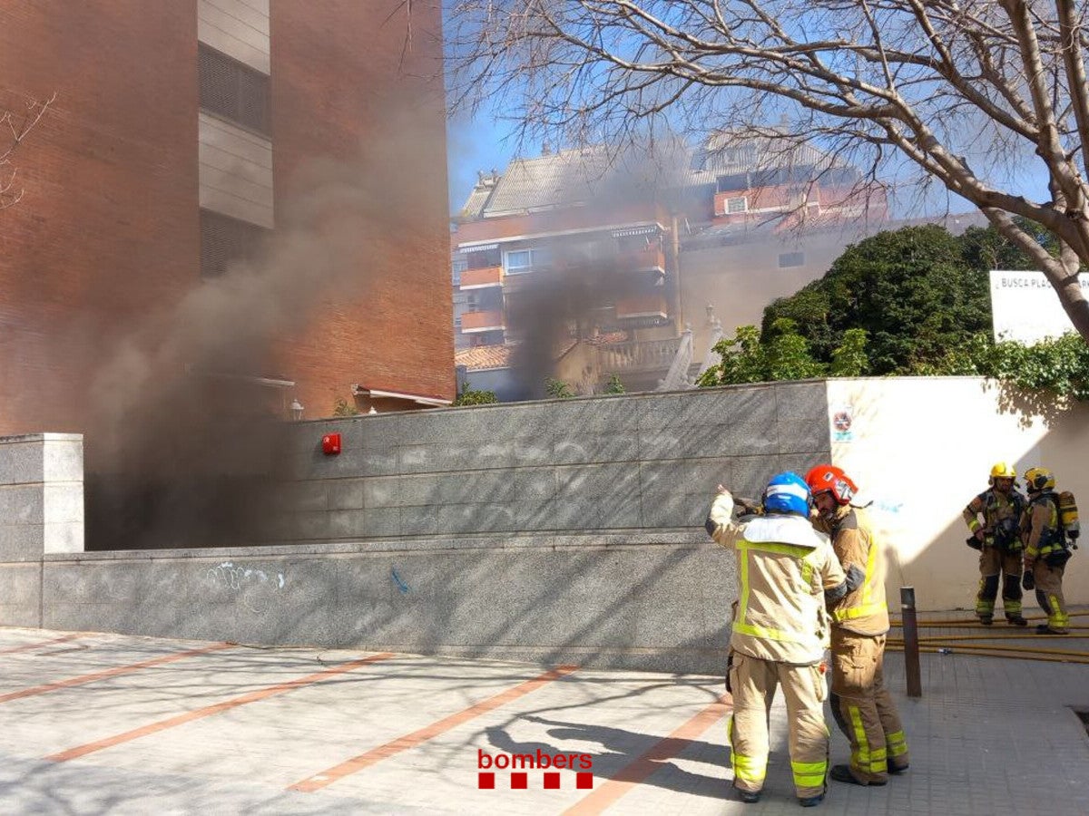 Incendi en un pàrquing del carrer d'Alemanya. Autor: @bombers via X