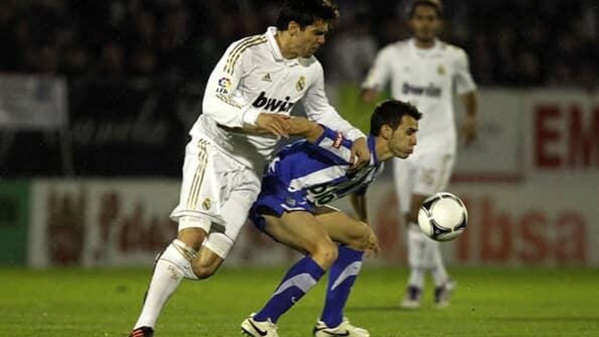 Sánchez, compartint camp amb Kaká. Cedida