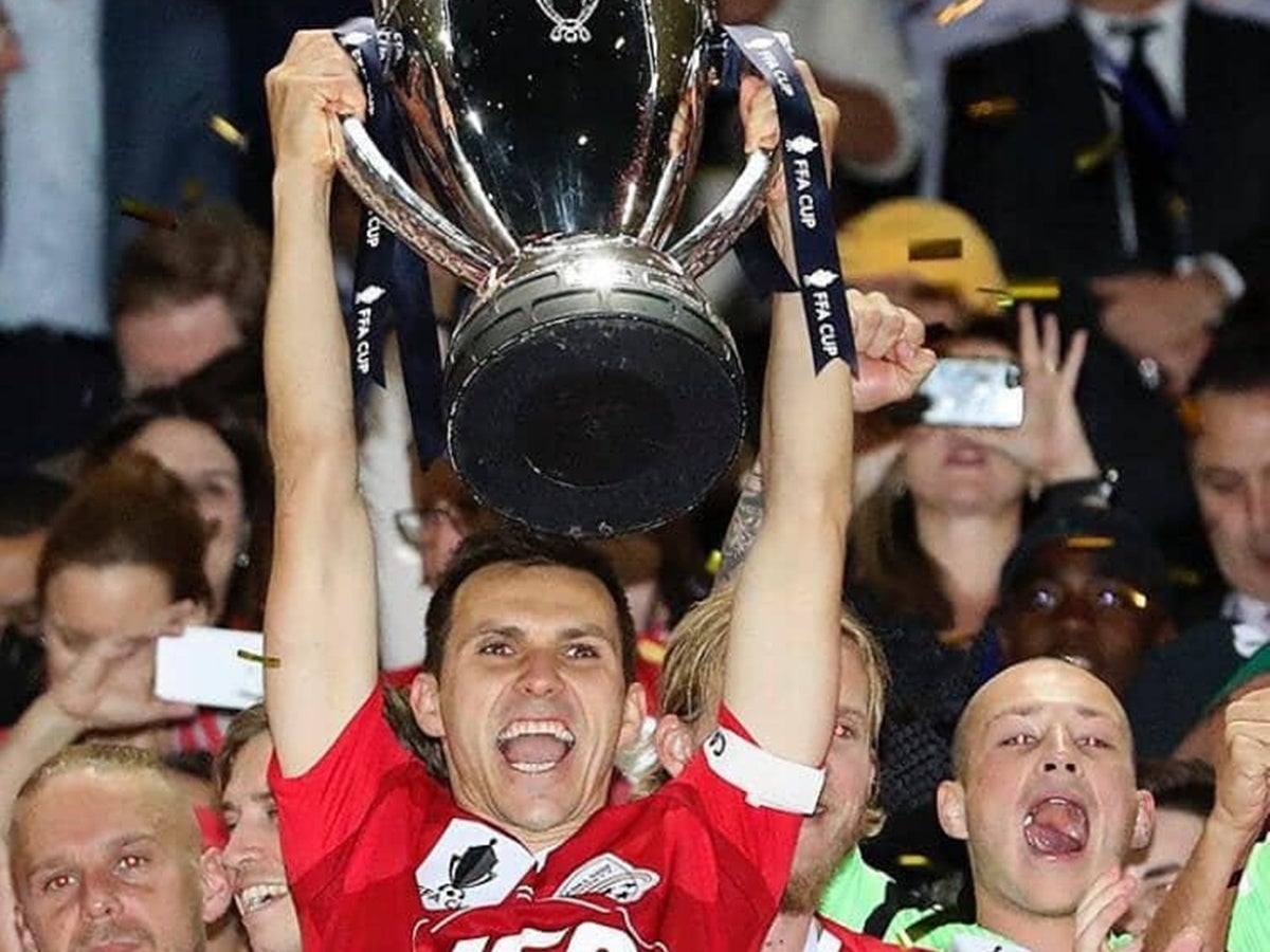 Isaías Sánchez, aixecant una copa amb el Adelaide. Cedida