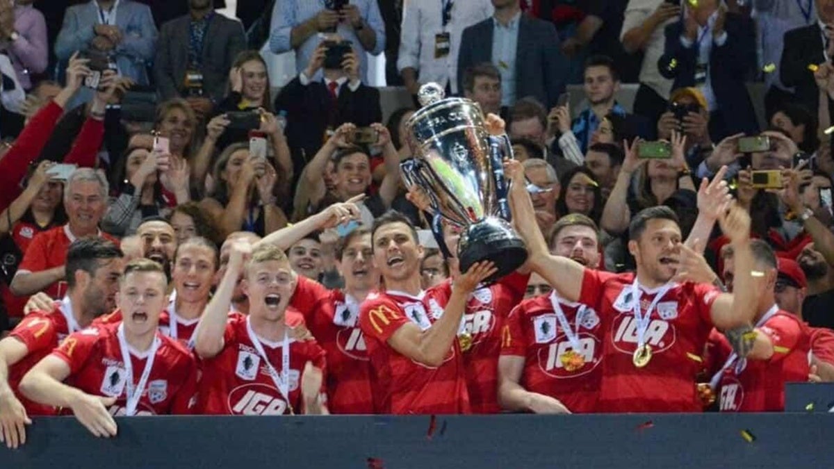 Sánchez, capità de l'Adelaide, aixecant un trofeu. Cedida