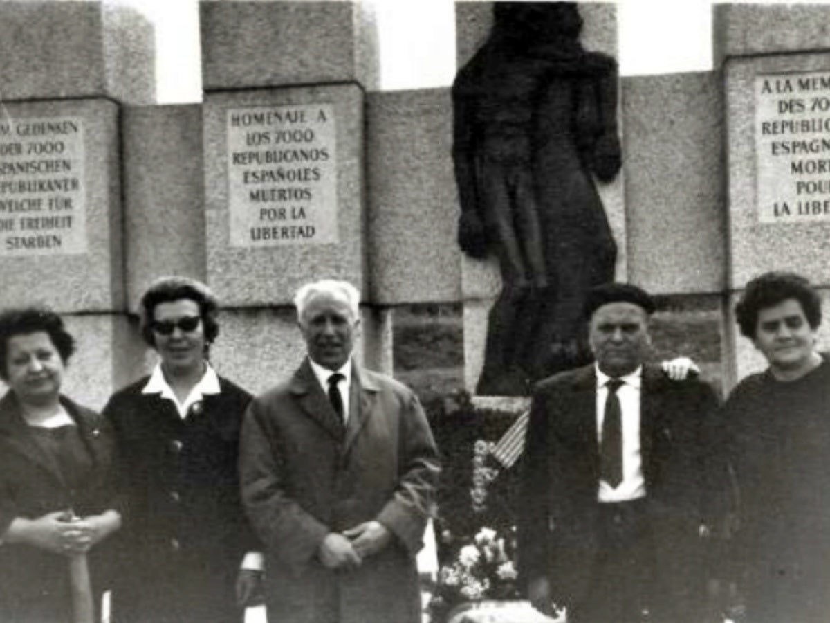 Crespí, amb uns companys, a Mauthausen en el 20è aniversari de l'alliberament del camp. 