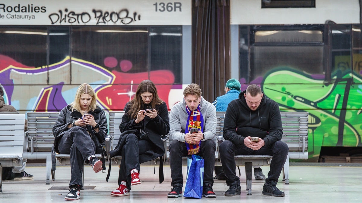 Usuaris esperen que passi un tren, a Sants. Autor: ACN. 