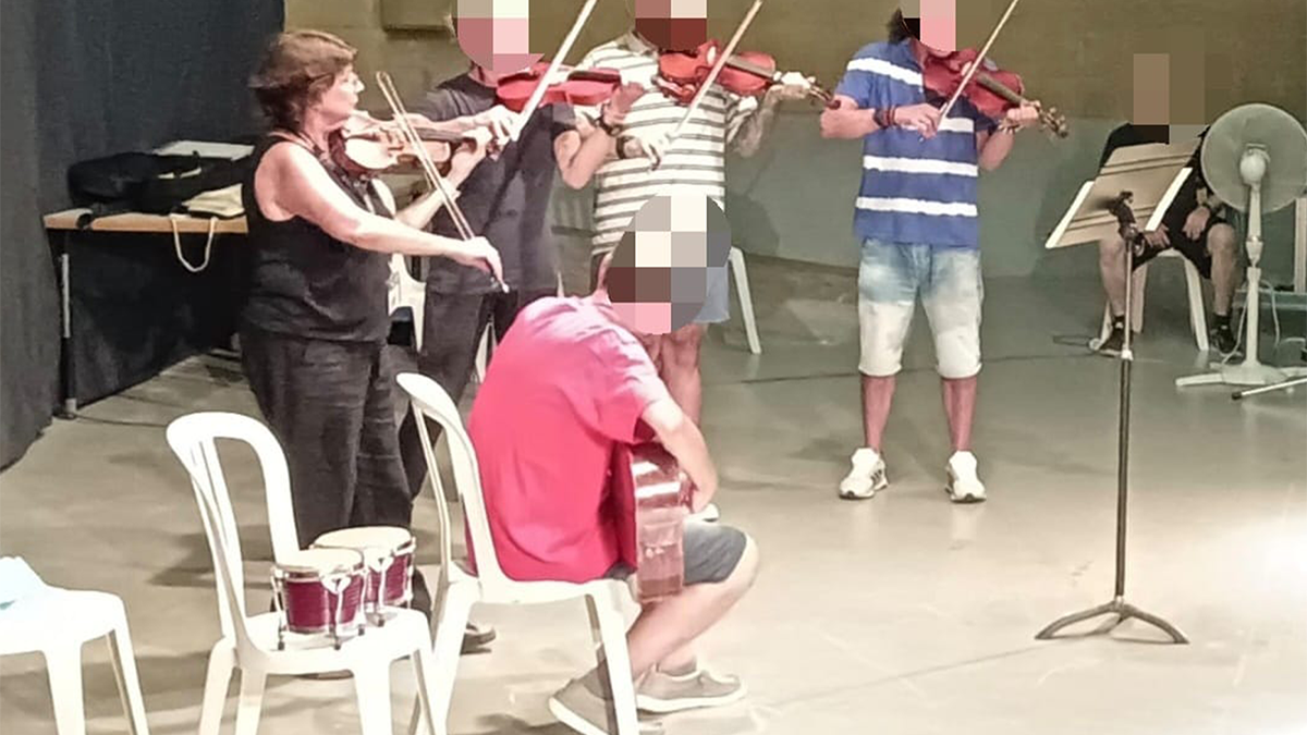 Sessió d’aprenentatge musical amb violí dins d’un centre penitenciari