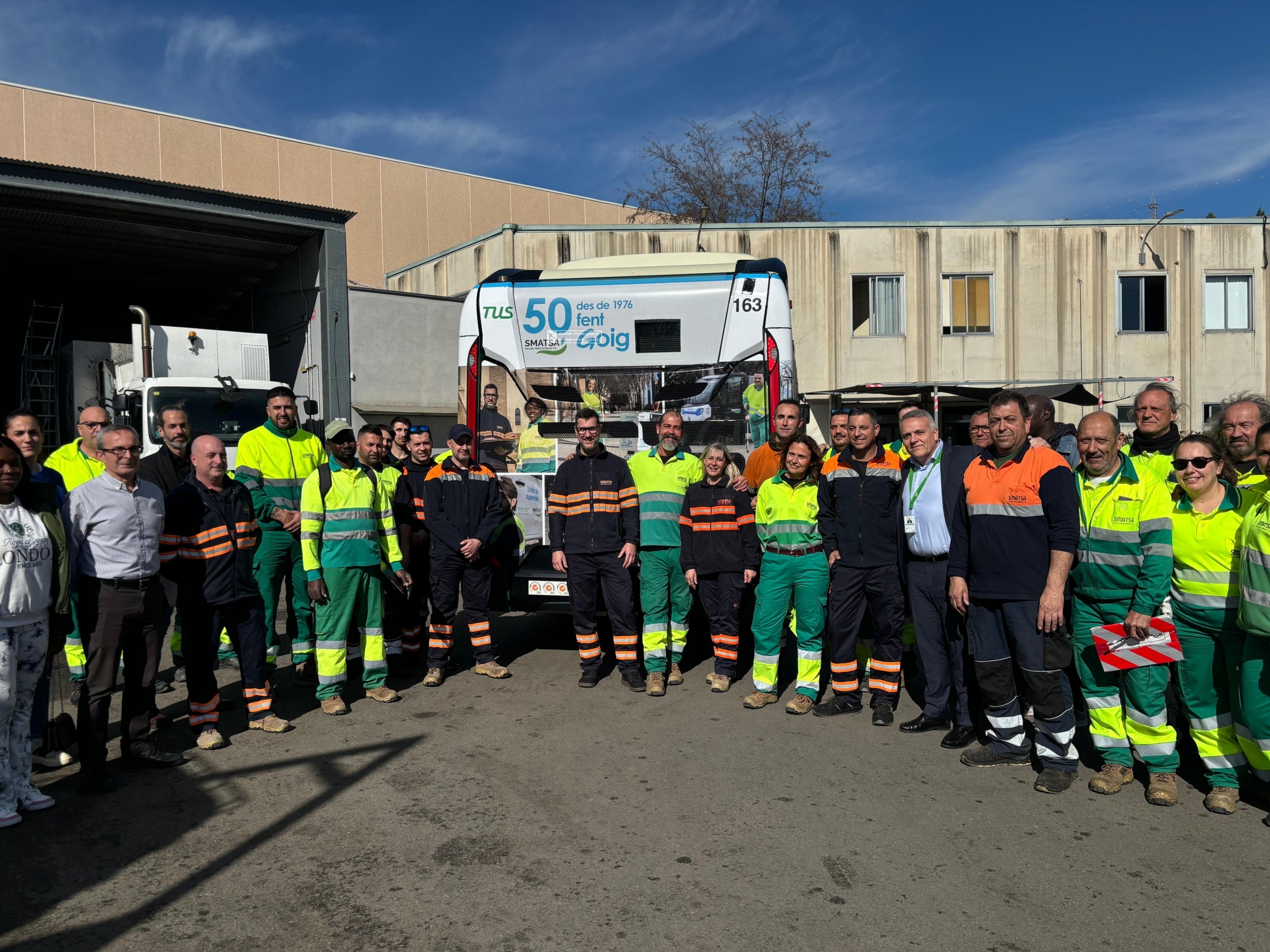 Treballadors i directius d'SMATSA, aquest dimecres, a les instal·lacions de l'empresa de la carretera de Castellar. Autor: J.d.A. 