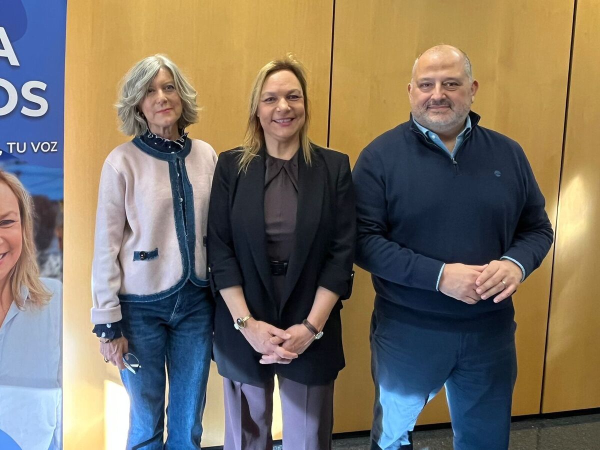 Belén Pajares, diputada del PP al Parlament; Cuca Santos, portaveu del PP a Sabadell; i Agustín Parra, diputat del PP al Congrés. Autor: Jordi M.