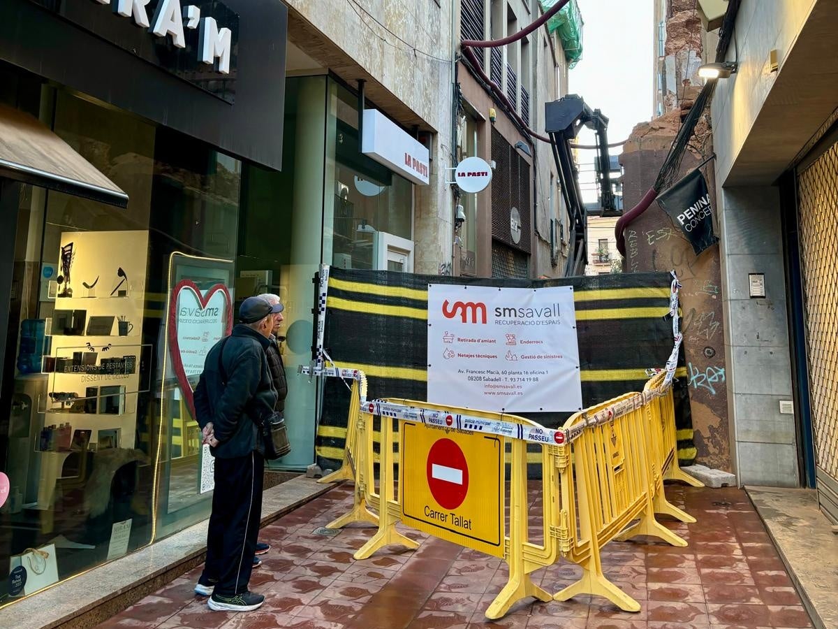Curiosos al carrer de la Rosa, aquest divendres. Autor: J.d.A. 