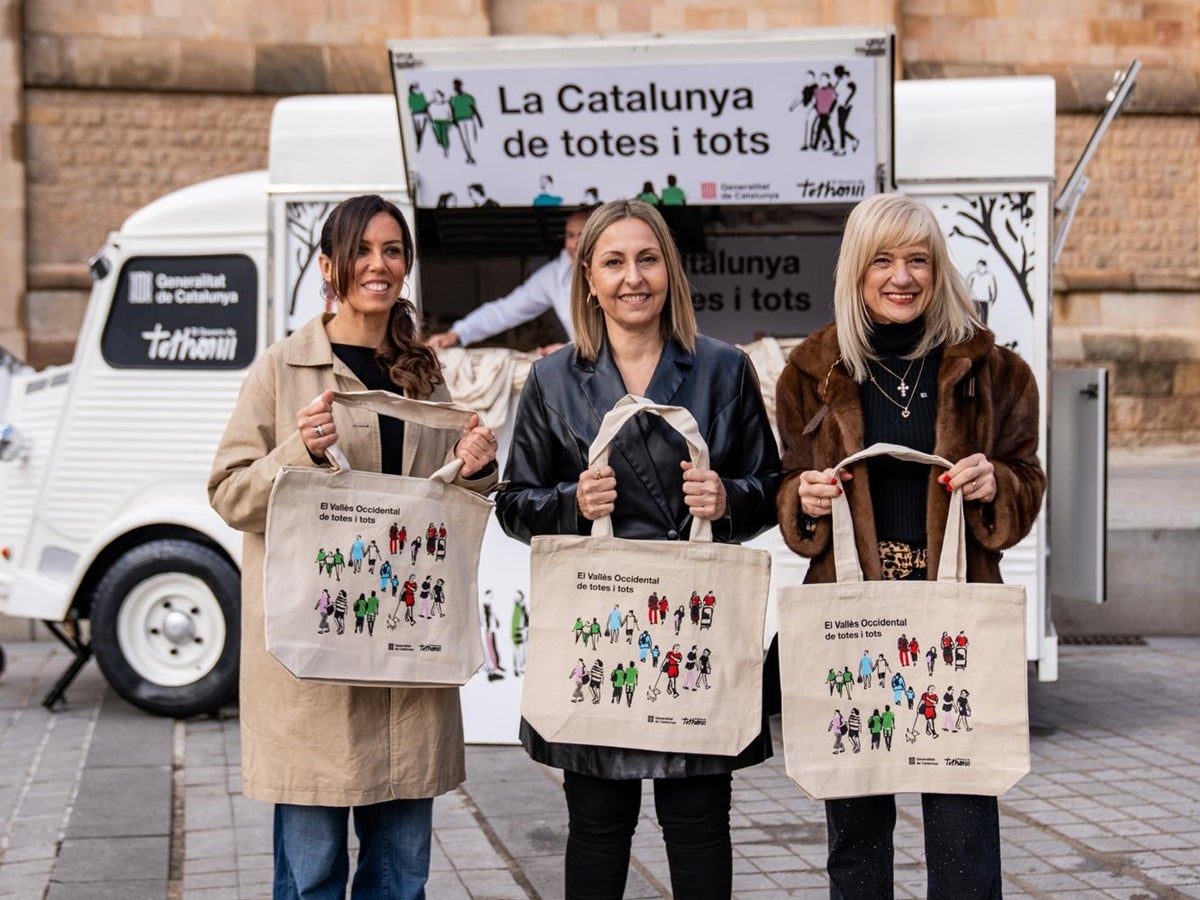 L'alcaldessa de Sabadell, Marta Farrés, la consellera Eva Menor i la delegada de la Generalitat, Pilar Díaz, aquest matí. Autor: Generalitat / cedida. 