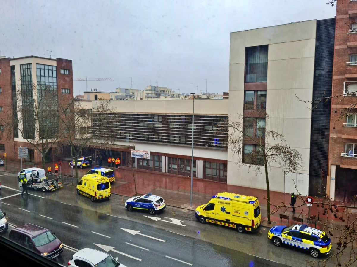 Ambulàncies i policia a la Gran Via, aquest matí. Foto: cedida. 