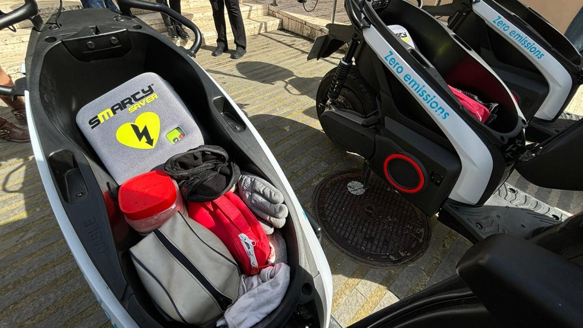 Equip DEA en una moto de l'empresa SMATSA. Autor: J.d.A. 