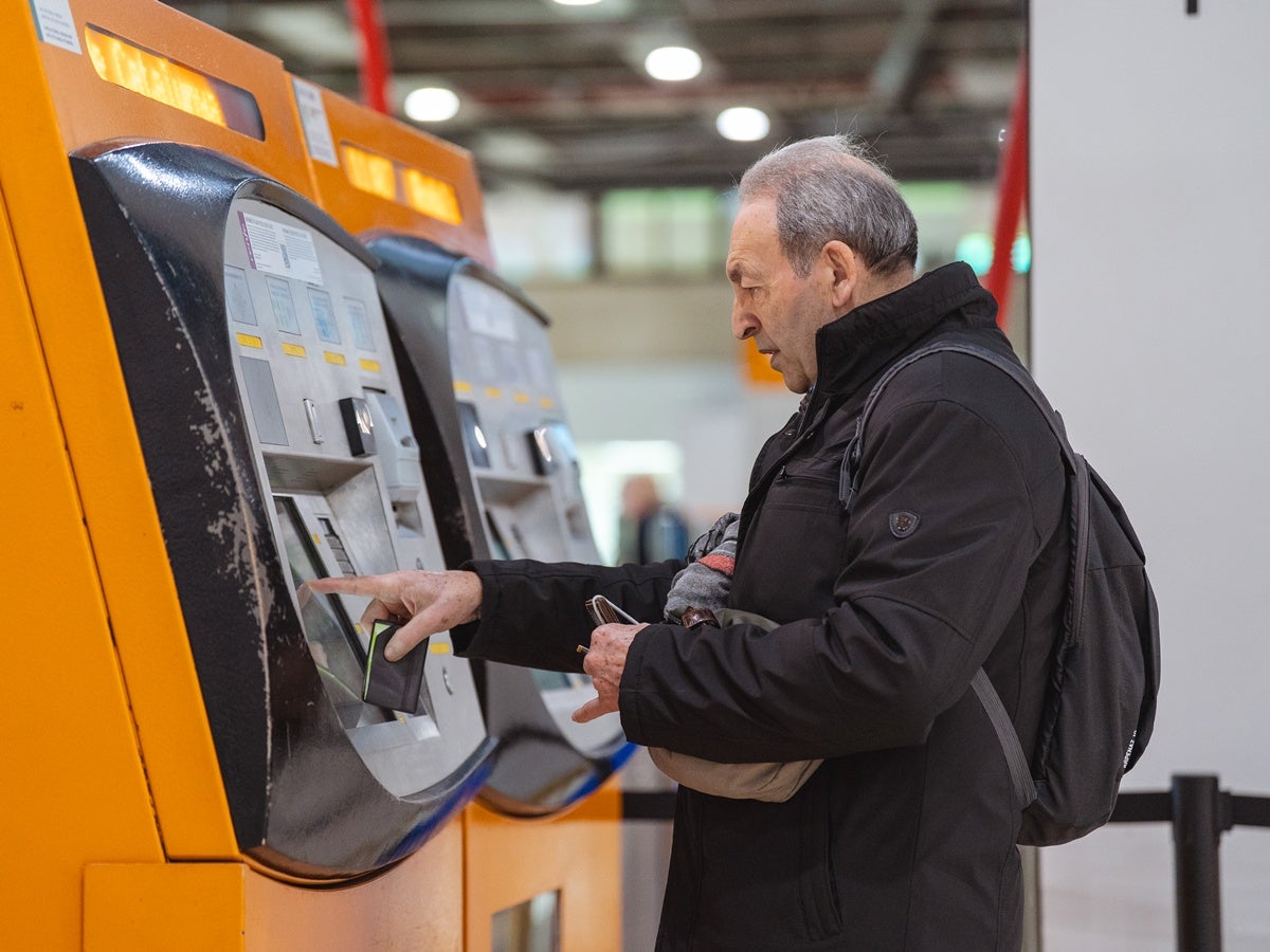 Un viatger comprant un bitllet de Rodalies. Autor: ACN. 