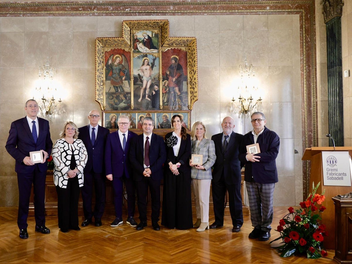 Guardonats i autoritats amb els Flocs de Llana. El president del Gremi, Esteve Gené. Autor: jpelaez
