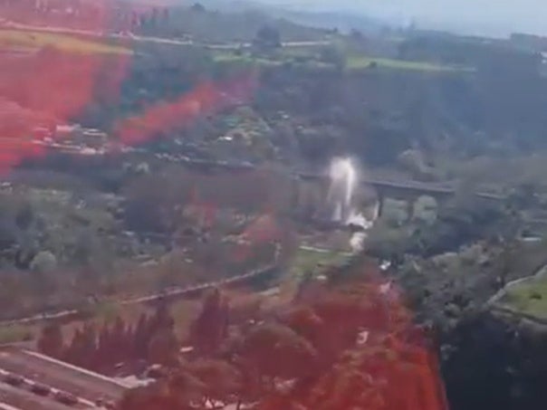 Fuita d'aigua al pont de la Salut.