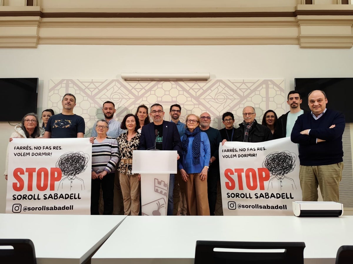 Membres de la plataforma veïnal Stop Soroll i de l'entitat política Gent de Sabadell, aquest migdia. Autor: cedida. 
