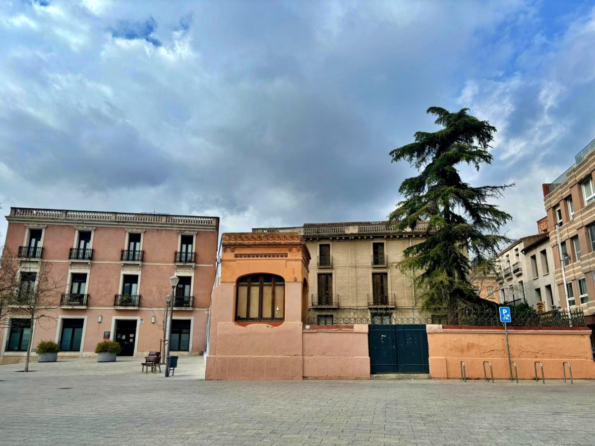 El complex d'edificis municipals de la plaça del Gas que ha d'acabar sent el Centre de Cultura: a l'esquerra Serveis Socials, a la dreta, la Casa Grau. Autor: J.d.A.