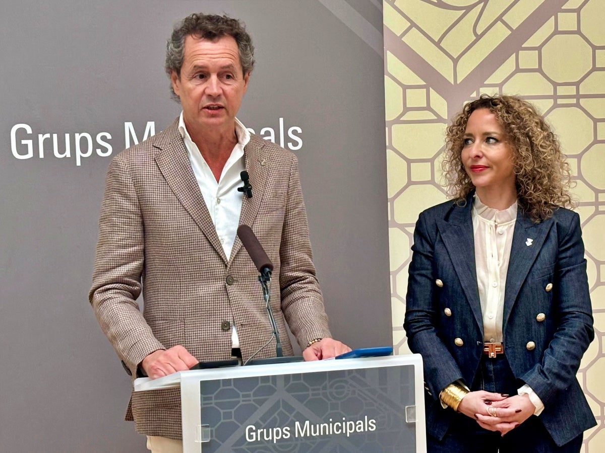 El portaveu de Junts a l'Ajuntament, Lluís Matas, i la regidora Katia Botta, aquest divendres. Autor: J.d.A. 