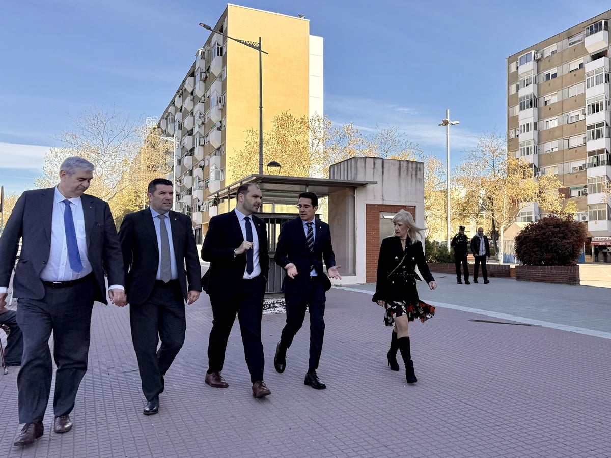 El conseller Dalmau i l'alcalde de Badia, entre altres autoritats, aquest matí. Autor: ACN. 