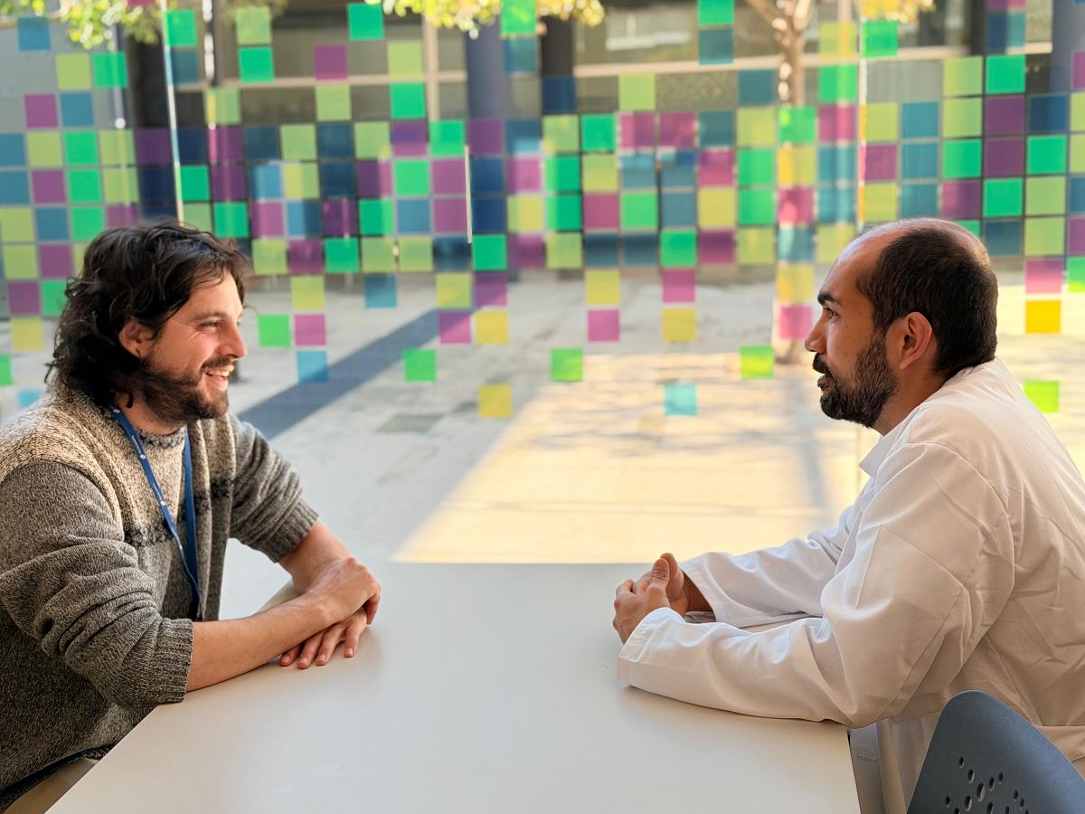 Adrià Asensi i el doctor Juan Pablo Trujillo, una de les parelles lingüístiques de l'Hospital Taulí. Autor: cedida.