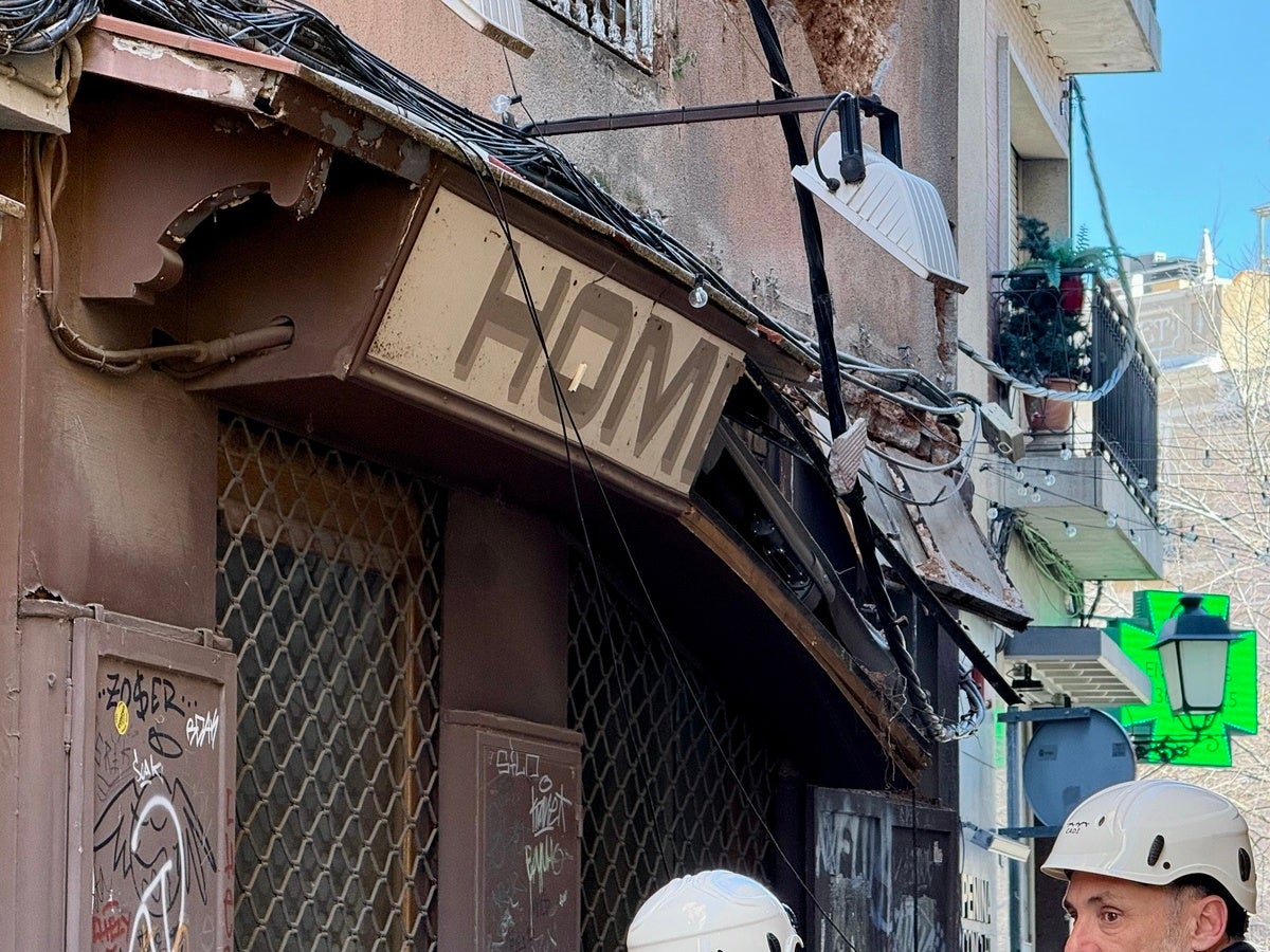 Façana de l'antiga merceria Homedes, danyada pel despreniment. Autor: ACN.