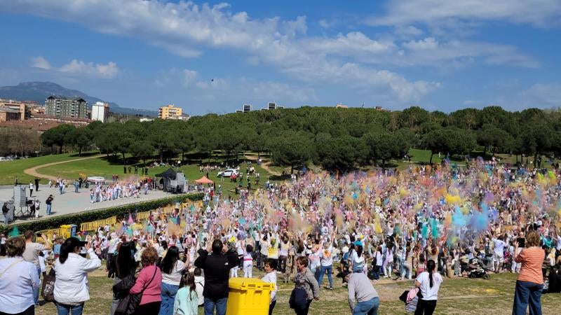 Un moment del llançament de colors. Autor: Centre Asana / cedida. 