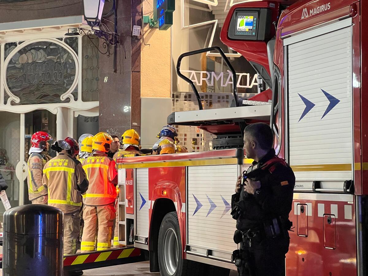 Bombers a la cantonada entre el carrer de la Rosa i el Passeig. Autor: ACN.