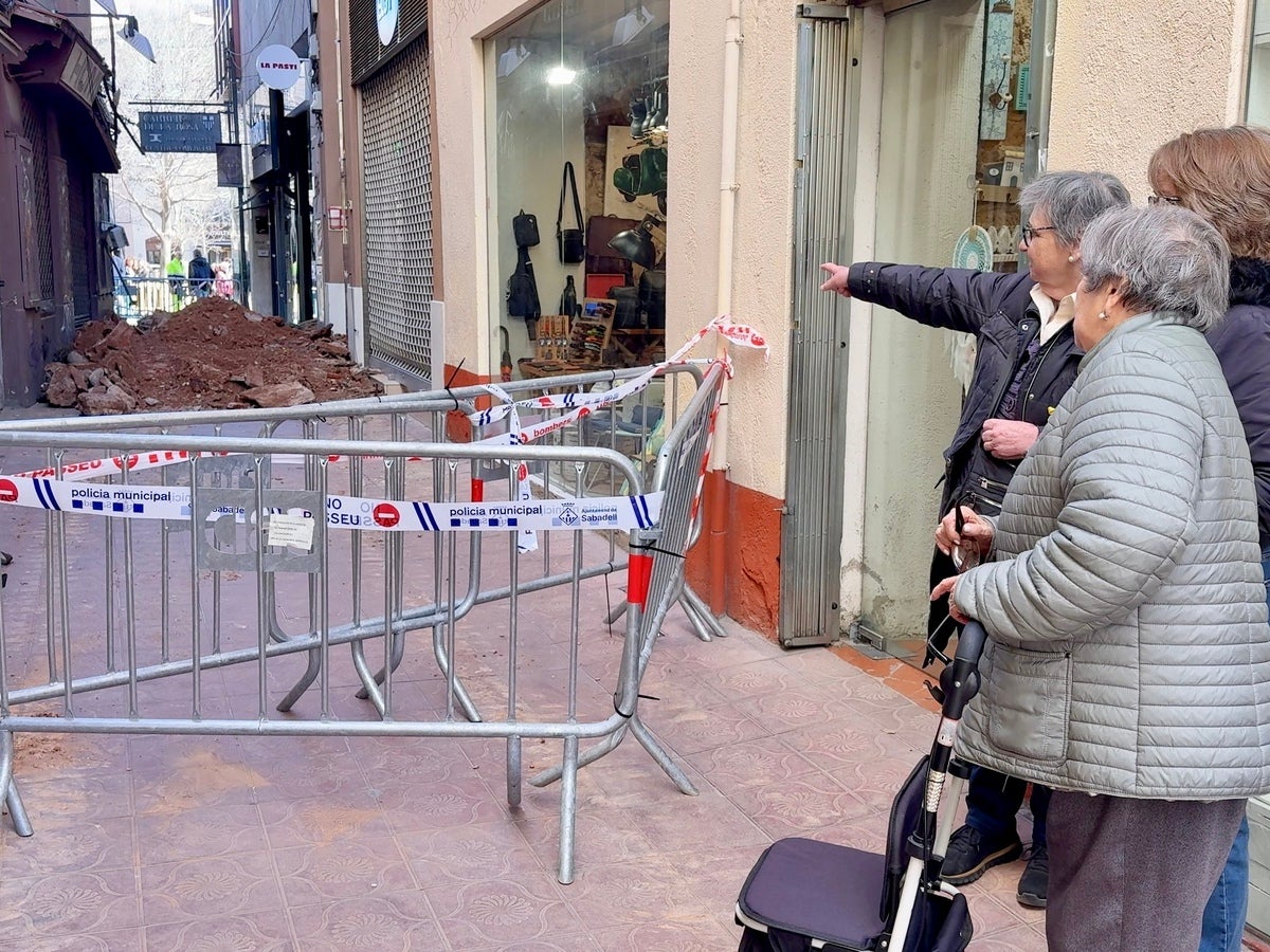 Senyores observant les conseqüències del despreniment al carrer de la Rosa. Autor: ACN.