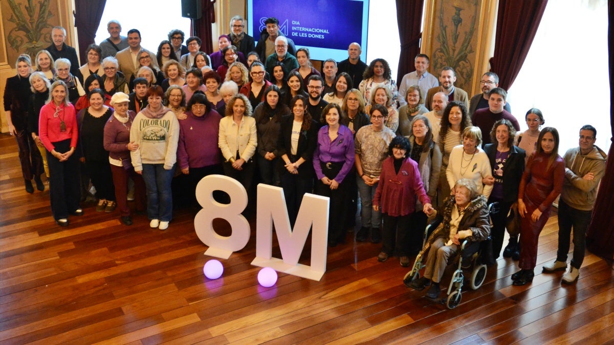 Foto final amb els assistents a l'acte institucional del 8M. Autor: J.d.A.