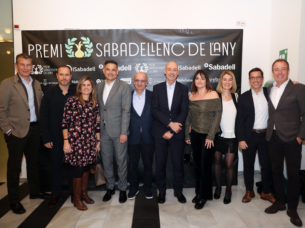 La fundadora de l'Escola de Música Creu Alta Eulàlia Sánchez, Sabadellenca de l'Any 2025. Mirna Lacambra, Sabadellenca d'Honor. Una gala amb molt ritme va omplir el Teatre Principal. A la foto representants del Banc Sabadell, patrocinador principal del Premi Sabadellenc de l'Any 2025