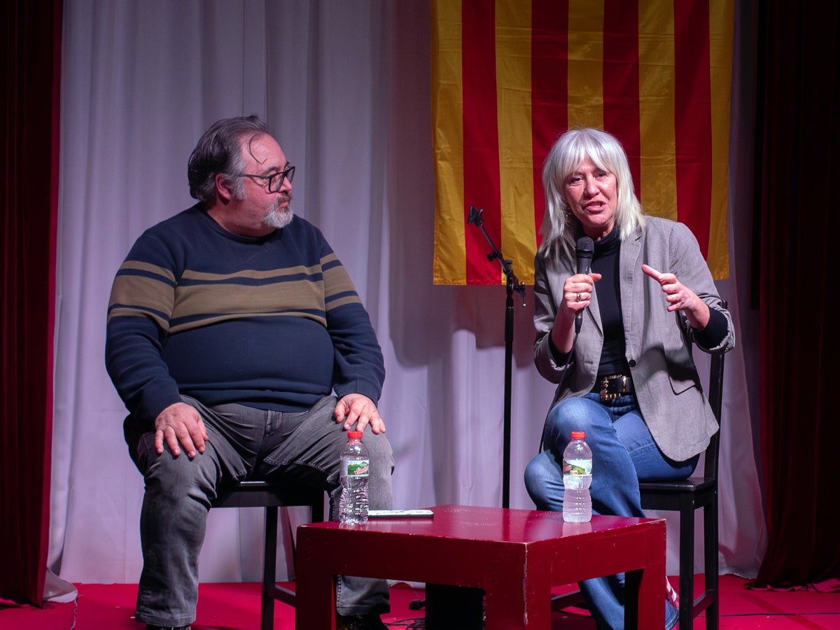 El president local de Junts, Francesc Baró, i la diputada Madrenas, aquest dijous. Autor: Xavi Cano. 