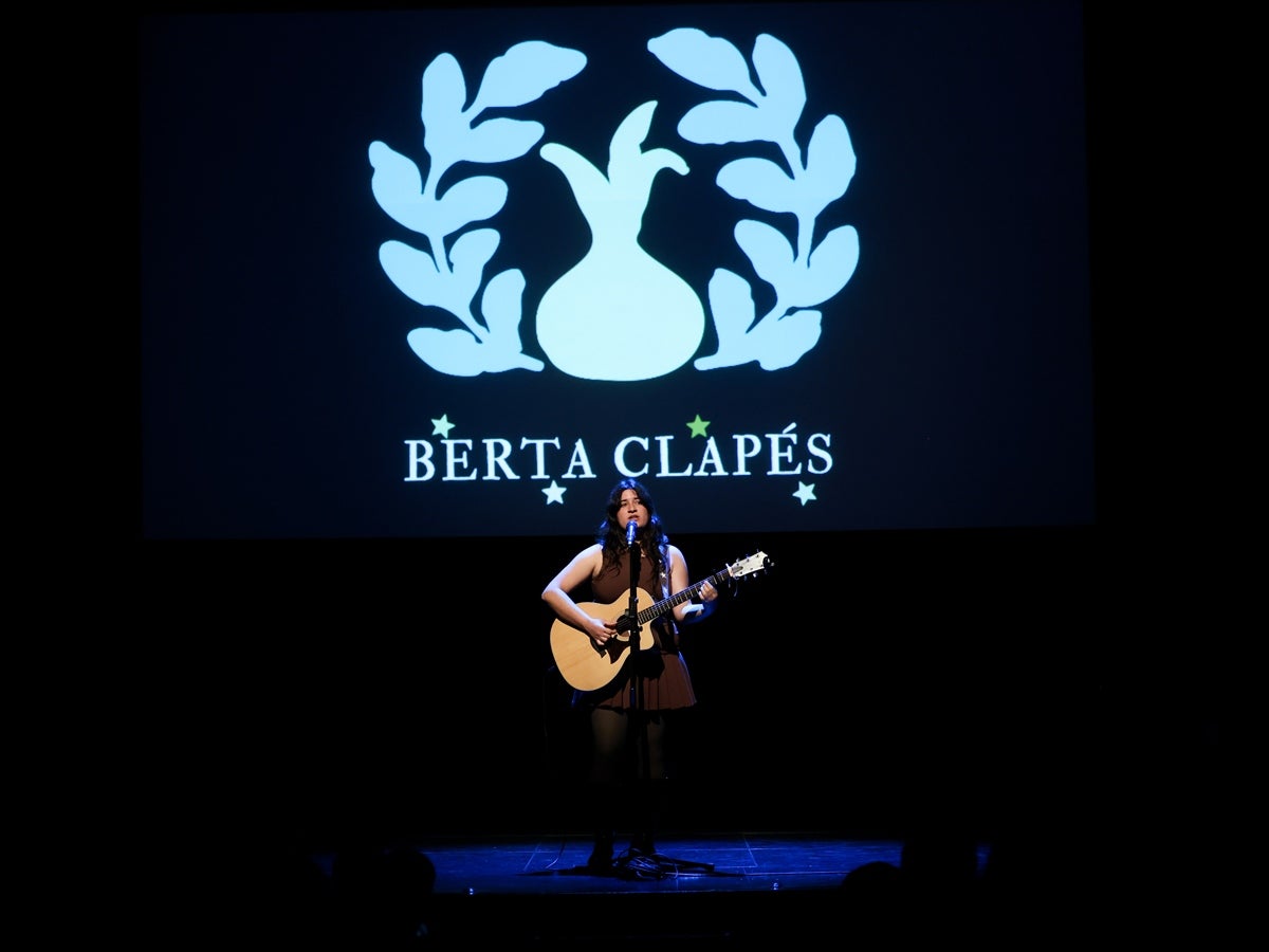 La fundadora de l'Escola de Música Creu Alta Eulàlia Sánchez, Sabadellenca de l'Any 2025. Mirna Lacambra, Sabadellenca d'Honor. Una gala amb molt ritme va omplir el Teatre Principal. A la foto Berta Clapés va tancar l'acte amb la seva música