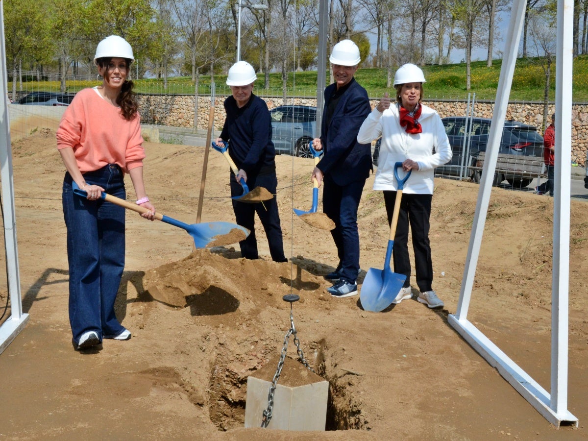 L'alcaldessa, Marta Farrés, el president de la Fundació Barnola, Joan Manau, el president de CIPO, Joan Madaula, i la vicepresidenta de la Fundació Barnola Vallribera, Maria Ramoneda, a l'acte de la primera pedra de la residència que gestionarà CIPO a Can Gambús. Autor: J.d.A. 