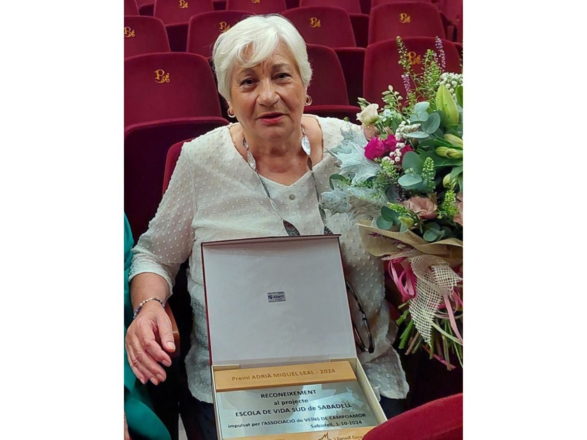 Isabel Rodríguez, amb el premi 'Adrià Miguel Leal' pel projecte Escola de Vida. Font: AV Campoamor via Facebook