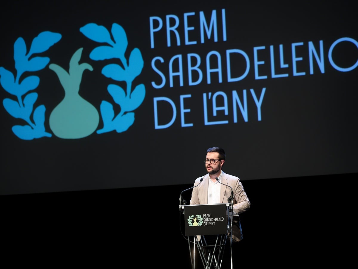 La fundadora de l'Escola de Música Creu Alta Eulàlia Sánchez, Sabadellenca de l'Any 2025. Mirna Lacambra, Sabadellenca d'Honor. Una gala amb molt ritme va omplir el Teatre Principal. A la foto discurs del primer tinent d'alcaldessa, Eloi Cortés