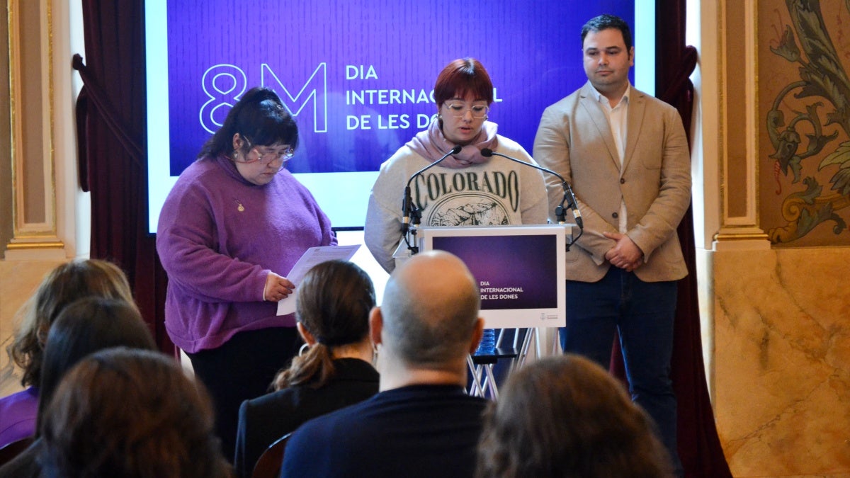 Representants de tres entitats, llegint el manifest. Autor: J.d.A.