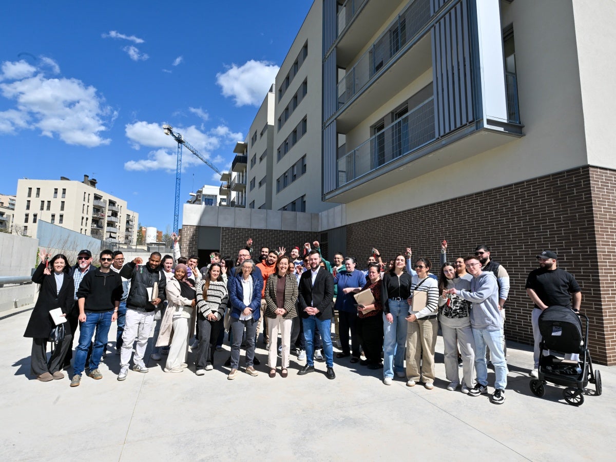 Famílies adjudicatàries dels pisos de lloguer a Can Llong. Autor: Govern / cedida.
