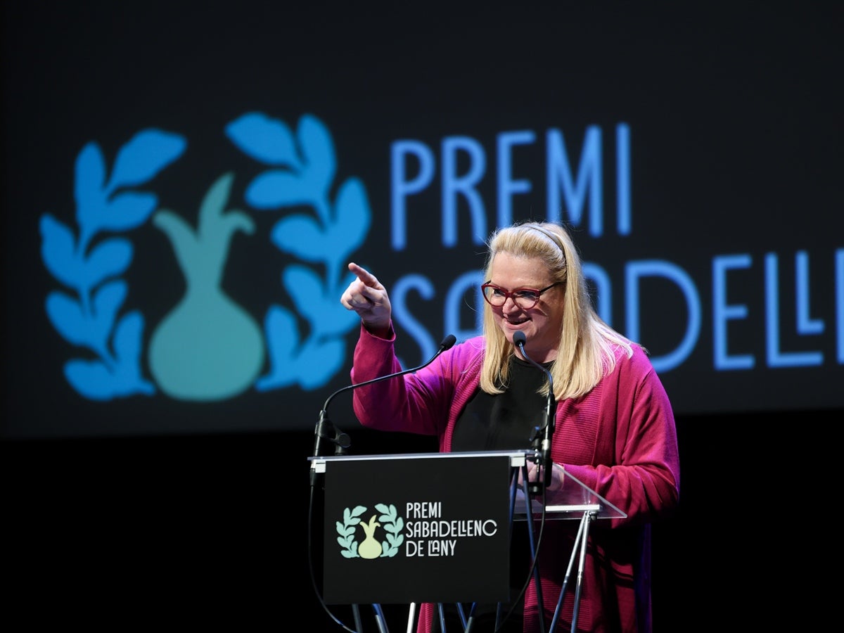 La fundadora de l'Escola de Música Creu Alta Eulàlia Sánchez, Sabadellenca de l'Any 2025. Mirna Lacambra, Sabadellenca d'Honor. Una gala amb molt ritme va omplir el Teatre Principal. A la foto, Eulàlia Sánchez, Sabadellenca de l'Any 2025