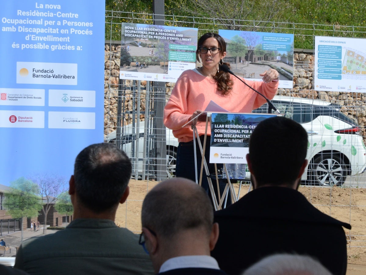 L'alcaldessa de Sabadell, Marta Farrés, durant la primera pedra a la residència de CIPO a Can Gambús, el passat mes de març. Autor: J.d.A. 