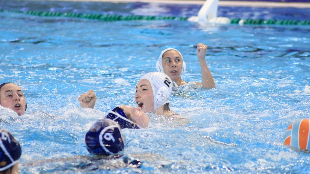 Rybanska i González, celebrant un dels gols del Club. Cedida